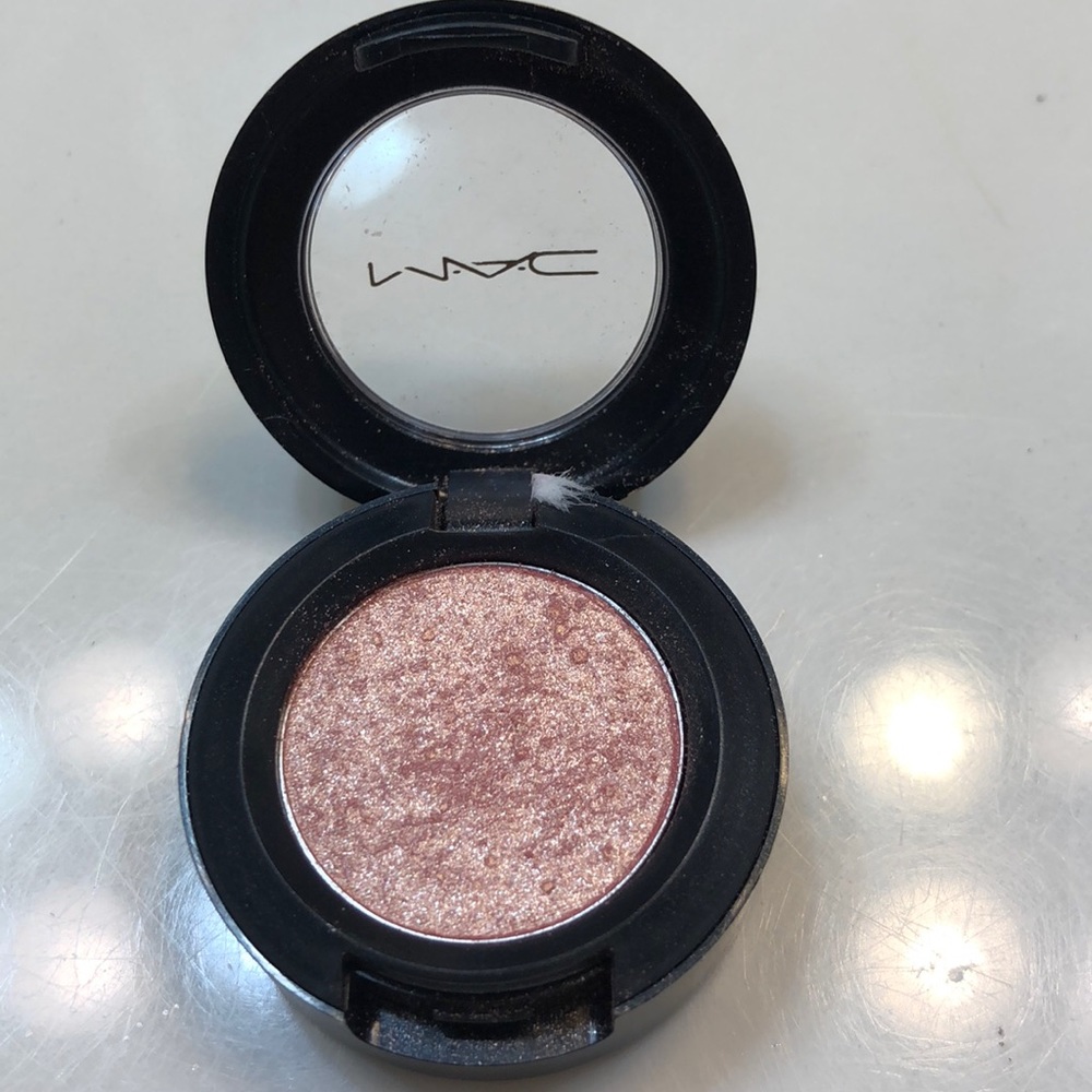 MAC eyeshadow Gleam